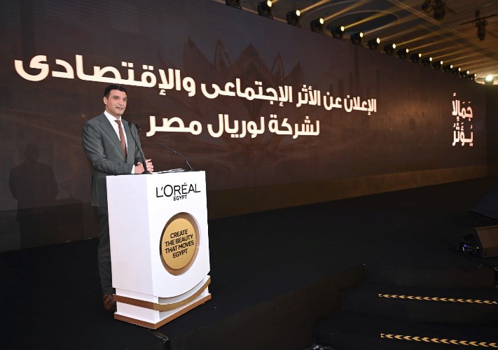 وزير الصناعة خلال جولته اليوم بمعرض لوريال مصر في العاصمة الجديدة