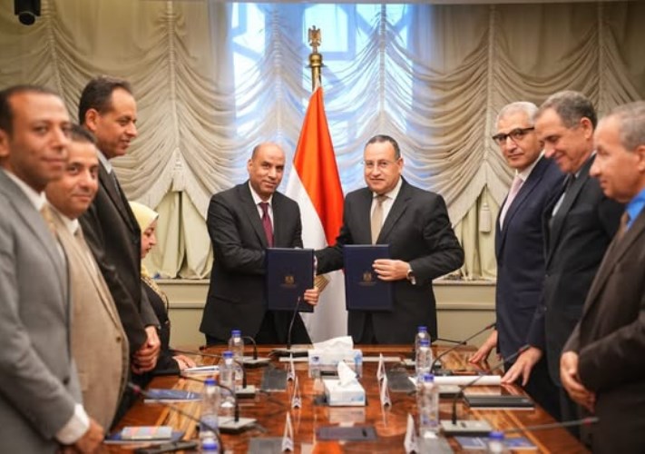 جانب من التوقيع