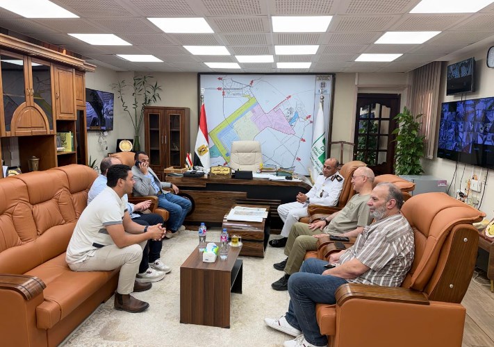 رئيس جهاز 6 أكتوبر يناقش مع مرور الجيزة تطوير شبكة الطرق والمحاور بالمدينة