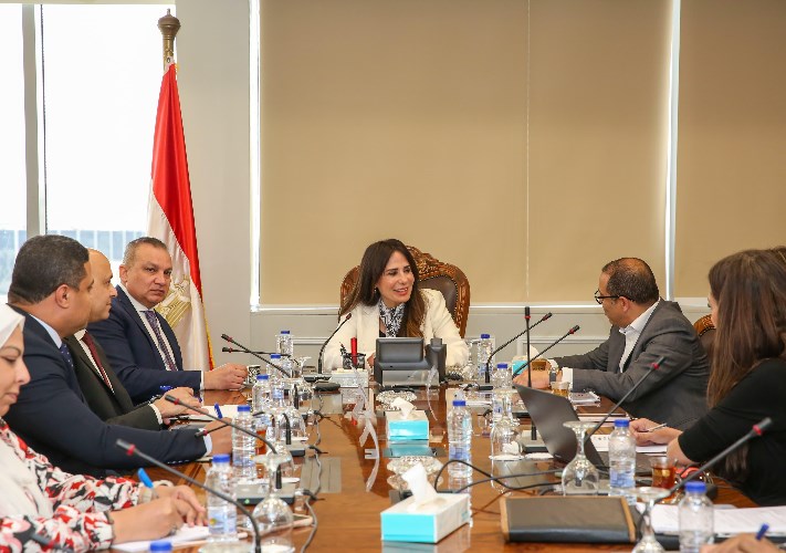 وزيرة الإسكان تبحث مع «الكازار» إنشاء مشروع «أوت ليت» تجاري بشرق القاهرة