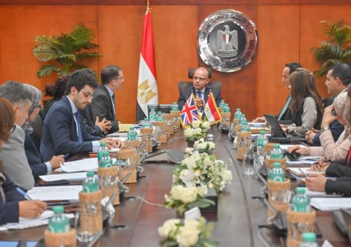 وزير الاستثمار يبحث مع السفير البريطاني تعزيز الشراكة الاقتصادية وتعميق التعاون التجاري