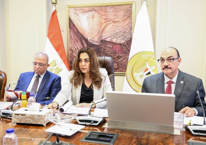 وزيرة التنمية المحلية والبيئة تترأس لجنة اختيار القيادات لشغل عدد من المناصب بالوزارة