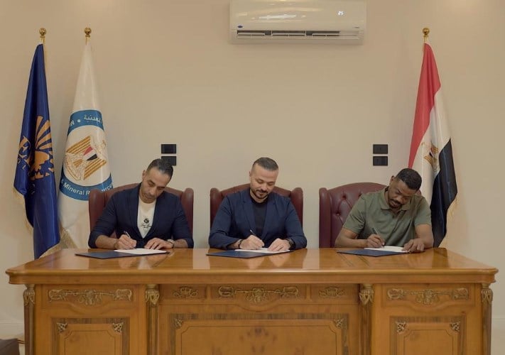 جانب من التوقيع 