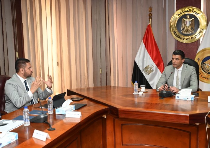 وزير الصناعة يبحث مع "جيلا" إنشاء مصنع للإضاءة الذكية باستثمارات 30 مليون دولار