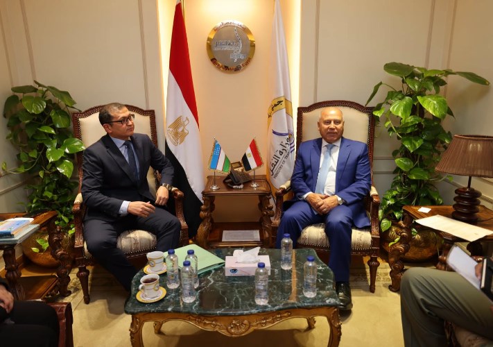 وزير النقل مع سفير أوزبكستان