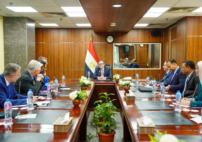 وزير التخطيط يلتقي وفدا من البنك الدولي