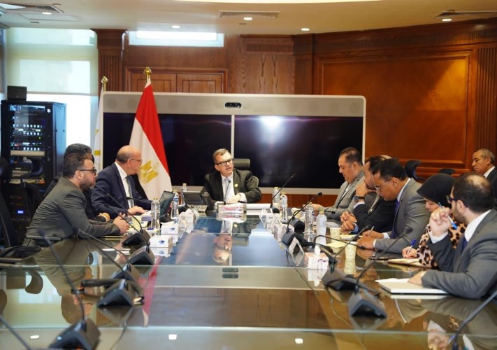 وزير التخطيط يبحث إعادة هيكلة بنك الاستثمار القومي وشركاته التابعة