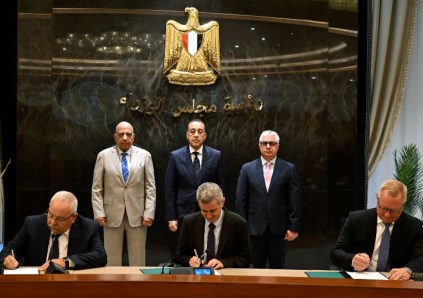 رئيس الوزراء يشهد توقيع عقدين لتوفير الكهرباء النظيفة لمشروعات المنطقة الاقتصادية لقناة السويس