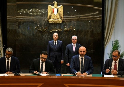 رئيس الوزراء يشهد توقيع 3 عقود لتقديم خدمات التخزين والتداول في اقتصادية قناة السويس