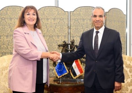 عقدت مشاورات سياسية بين د. بدر عبد العاطى وزير الخارجية والتعاون الدولي والمصريين فى الخارج مع دوبرافكا سويتشا المفوضة الأوروبية للمتوسط