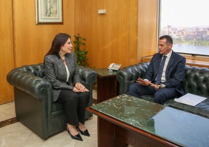 وزيرة الإسكان ومحافظ أسوان 