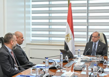 وزير الاستثمار مع مسئولي شركة بروكتر آند جامبل
