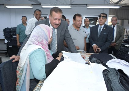 محافظ بورسعيد داخل مصنع سبأ