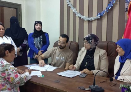 توقيع عقود عمل