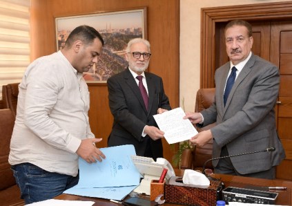 محافظ بورسعيد يسلم عقود تمليك المصانع