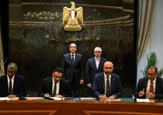 رئيس الوزراء يشهد توقيع 3 عقود لتقديم خدمات التخزين والتداول في اقتصادية قناة السويس
