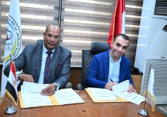 الجانبان عقب توقيع الاتفاقية
