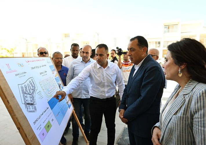 رئيس الوزراء يستمع إلى شرح عن المشروع 