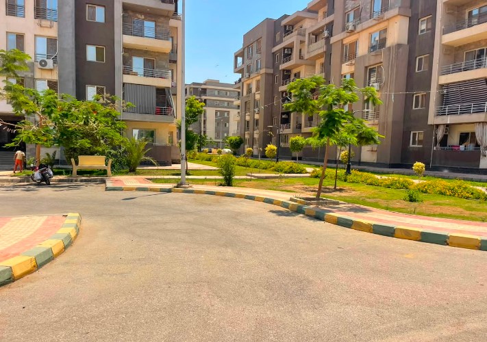 متابعة مشروعات التنمية والخدمات بالعاشر وحدائق العاشر