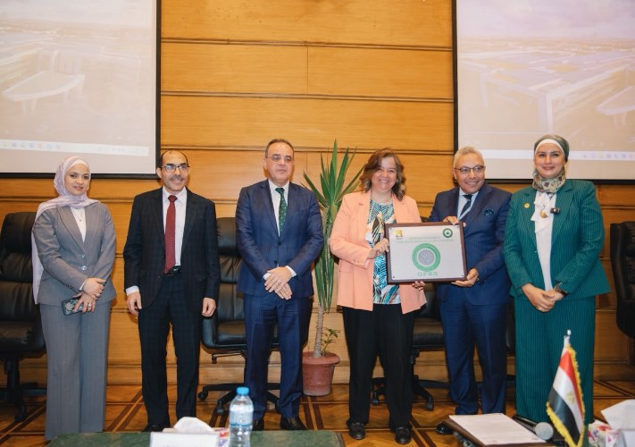 الدكتورة مي عبدالحميد تتسلم شهادة تقييم تنفيذ وحدات الإسكان الأخضر من المستوى الفضي
