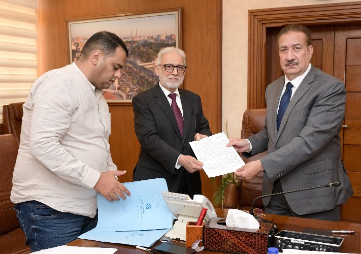 محافظ بورسعيد يسلم عقود تمليك المصانع